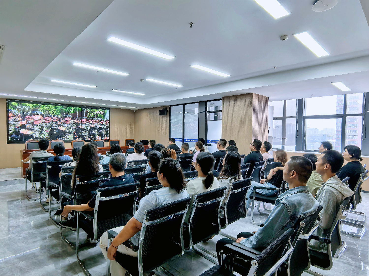 億誠(chéng)管理組織員工觀(guān)看抗戰(zhàn)勝利80周年閱兵儀式直播